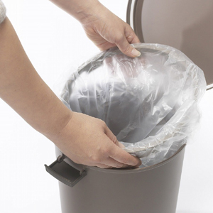 ゴミ袋がセットしやすい袋止め付きです。